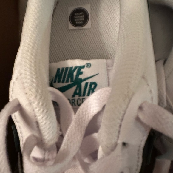 Nike Air Force 1 LV8 2 GS 'White Black Malachite’ - Picture 2 of 3